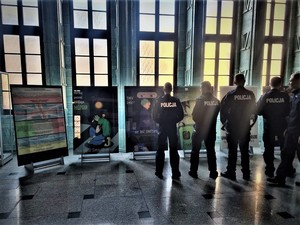 Policjanci podczas oglądania wystawy