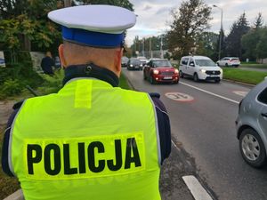 policjant stojący przy drodze kontrolujący bezpieczeństwo w ruchu