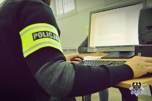 Policjant siedzi przy komputerze