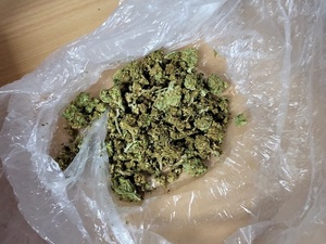 Zabezpieczona przez policjantów marihuana w foliowym woreczku