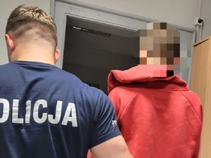 Policjant prowadzący zatrzymanego mężczyznę