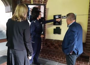 uroczyste przekazanie alkomatu w komendzie