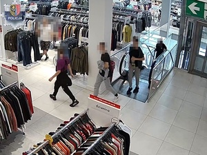 Nagranie z kamer monitoringu sklepowego, na którym widoczni są sprawcy kradzieży