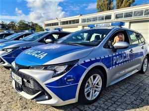 Oznakowany radiowóz marki Toyota