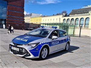 Oznakowany radiowóz marki Toyota