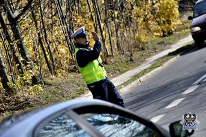 Policjant kierujący ruchem drogowym