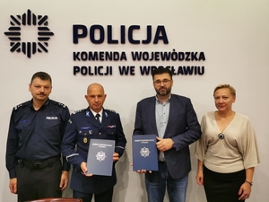 Podpisanie umowy przez I Zastępcę Komendanta Wojewódzkiego Policji we Wrocławiu inspektora Roberta Frąckowiaka