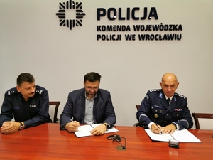 Podpisanie umowy przez I Zastępcę Komendanta Wojewódzkiego Policji we Wrocławiu inspektora Roberta Frąckowiaka