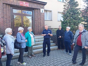 Seniorzy podczas wizyty w komendzie w Jaworze
