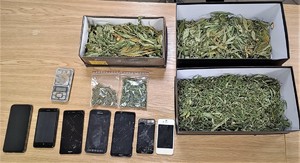 Zdjęcia przedstawiają zabezpieczone opakowania z narkotykami oraz telefony komórkowe