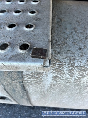 Zdjęcie przedstawia magnes użyty przez nieuczciwego kierowcą