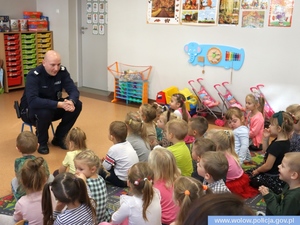 Zdjęcia przedstawiają policjanta oraz dzieci, które uczestniczą w spotkaniu