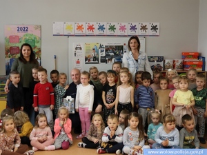Zdjęcia przedstawiają policjanta oraz dzieci, które uczestniczą w spotkaniu