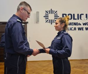 komendant wojewódzki wręcza odznaczenia dla policyjnych sportowców
