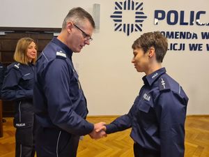 komendant wojewódzki wręcza odznaczenia dla policyjnych sportowców