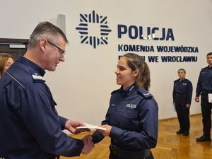 komendant wojewódzki wręcza odznaczenia dla policyjnych sportowców