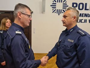 komendant wręcza policjantom wyznaczenia