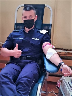 policjant oddający krew
