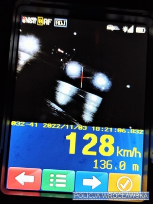 Zdjęcie przedstawia ręczny miernik prędkości, który zarejestrował przekroczenie prędkości