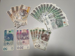 zabezpieczone pieniądze w różnych nominałach i banknotach porozkładane na blacie
