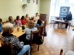 Na zdjęciu policjantka i uczestnicy spotkania