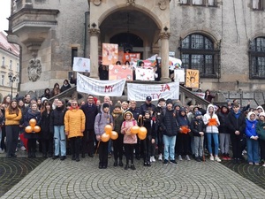 Dzieci i dorośli wraz z policjantami na zdjęciu zbiorowym