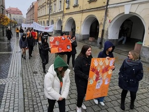 dzieci podczas przemarszu