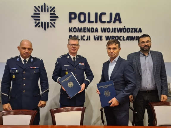 Komendant Wojewódzki Policji we Wrocławiu i przedstawiciel firmy stoją wraz z podpisaną umową na budowę nowego komisariatu