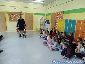 spotkanie przewodnika psa z uczniami w szkole