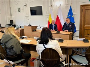 Komendant Miejski Policji w Jeleniej Górze wraz z Prezydentem Miasta naprzeciwko dwóch kobiet