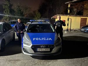 policjanci przy radiowozie