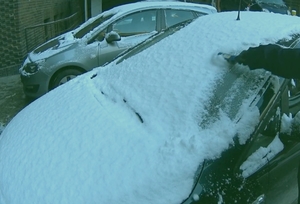 pojazd pod śniegiem