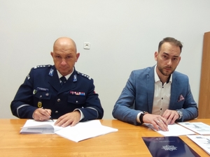 I Zastępca Komendanta Wojewódzkiego Policji we Wrocławiu insp. Robert Frąckowiak oraz Prezes firmy SOLSTAR HOMES Sp. z o.o. podczas podpisania umów dotyczącej budowy nowych posterunków