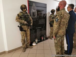 złożenie znicza pod tablicą tragicznie zmarłego policjanta