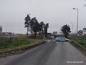 wypadek i zablokowana droga przez radiowóz
