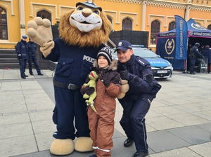policjanci z dziećmi podczas piniku