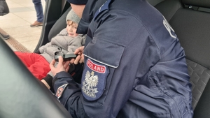 policjanci z dziećmi podczas piniku