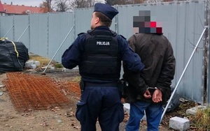 Zatrzymany mężczyzna z policjantem