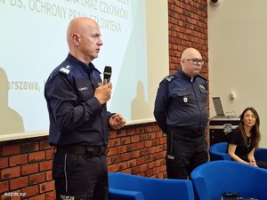 Zdjęcia przedstawiają umundurowanych policjantów