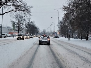 Zdjęcie przedstawia zaśnieżoną drogę