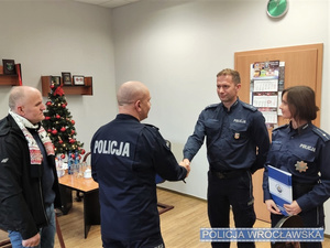 Zdjęcia przedstawiają uczestników spotkania, w tym umundurowanych policjantów