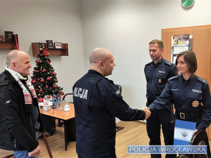 Zdjęcia przedstawiają uczestników spotkania, w tym umundurowanych policjantów