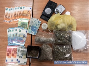 Zabezpieczone przez policjantów narkotyki i pieniądze