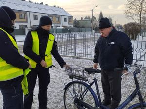 Umundurowani policjanci podczas rozmowy z rowerzystą