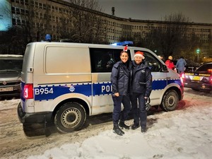 policjanci i strażacy pod szpitalem