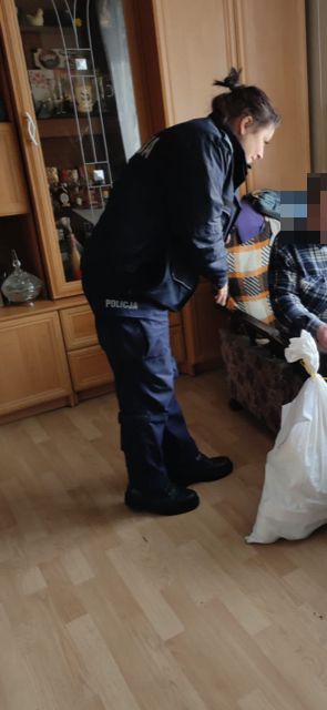 policjant nosi paczki