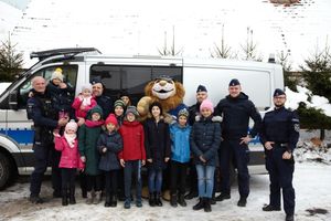 Policjanci Oddziału Prewencji Policji z Wrocławia podczas wizyty u dzieci z Rodzinnego Domu Dziecka