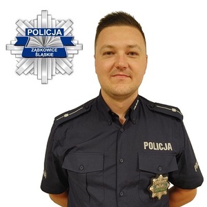 pożar budynku, policjant ratujący ludzi