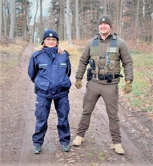 Zdjęcie przedstawia policjantkę oraz strażnika leśnego