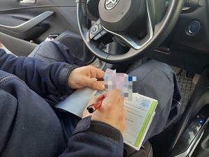 policjant wypisuje mandat karny
